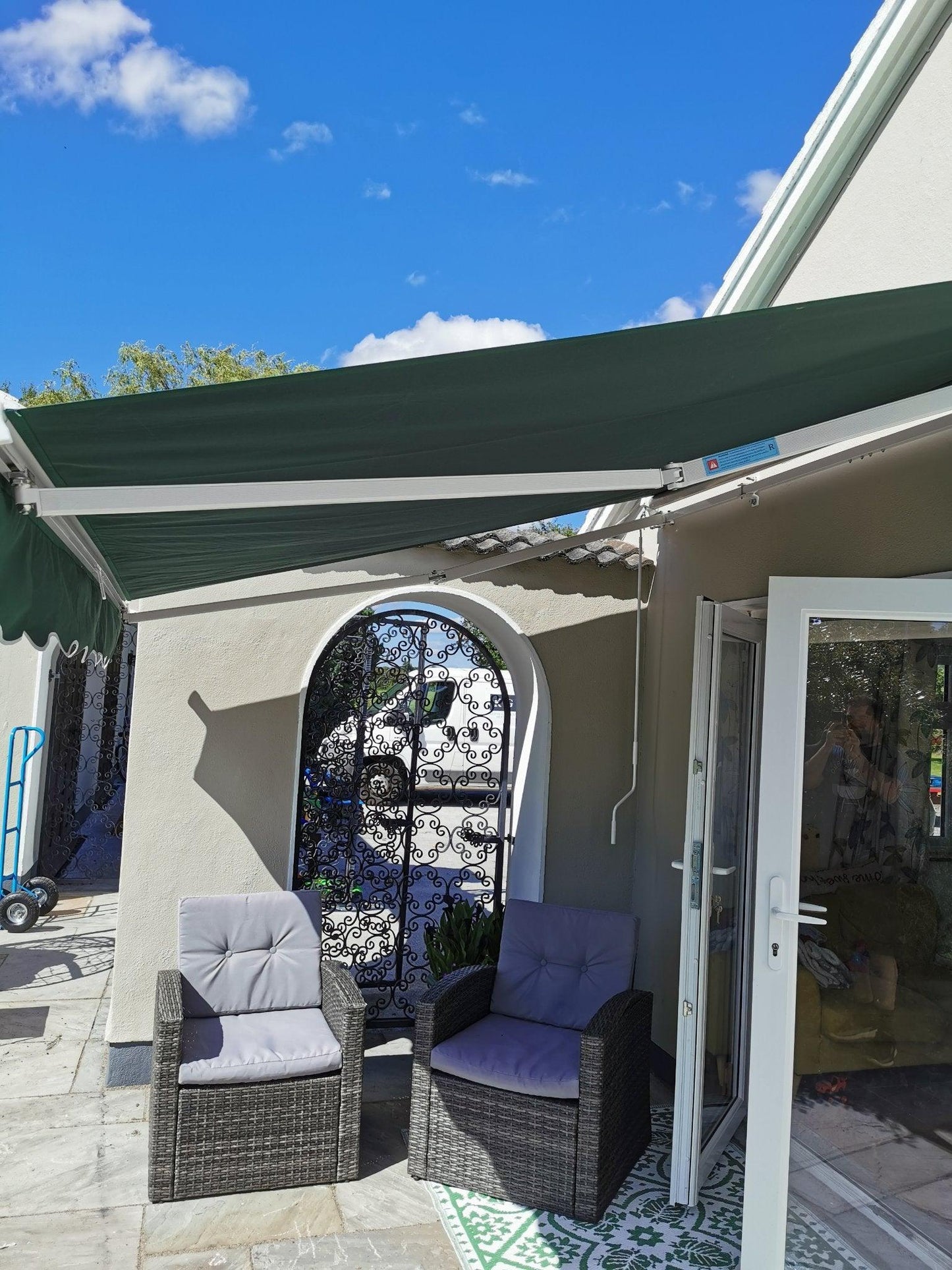 RETRACTABLE AWNING 3M X 2.5M GREEN (9.8FT X 8.2FT) - Keane Gardens