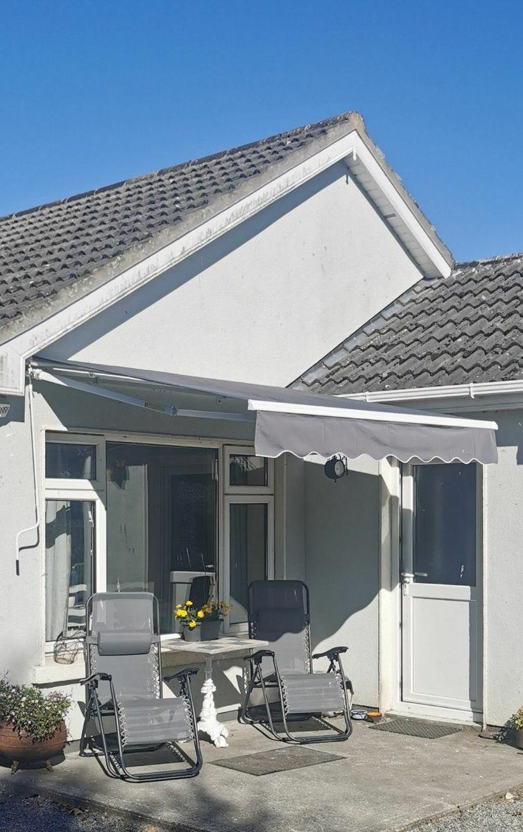 RETRACTABLE AWNING 3M X 2.5M GREY (9.8FT X 8.2FT) - Keane Gardens